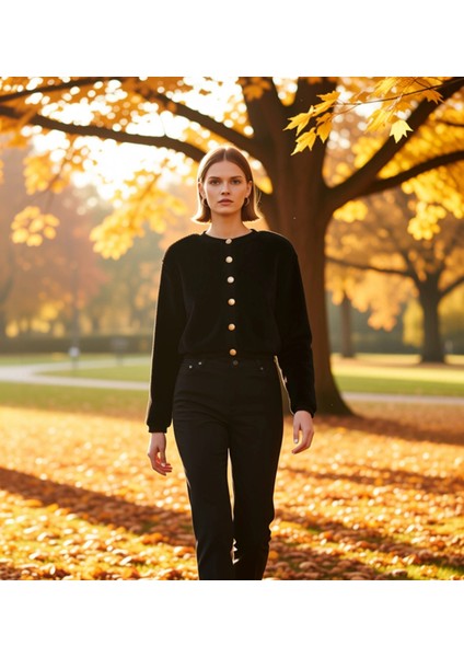 Kadın Peluş Dokulu Örme Crop Hırka Gold Düğme Detaylı Bisiklet Yaka Düşük Kol Modern Şıklık Sunar
