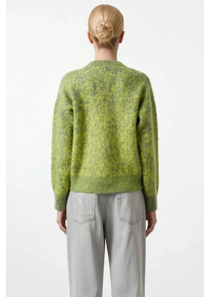 Düğme Detaylı Yumuşak Dokulu Desenli Triko Hırka Kadın Giyim Kombinlerinize Modern Bir Dokunuş indirimleri