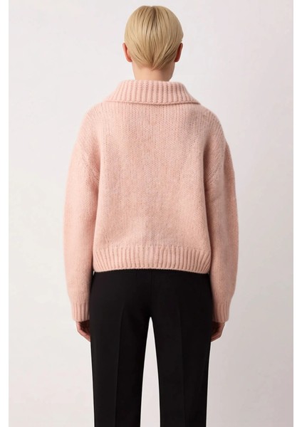 Kadınların Kış Gardıroplarına Sıcaklık ve Katan Düşük Kollu Polo Yaka Oversize Crop Triko Hırka indirimleri