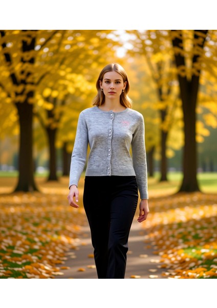 Genç Kızların Günlük Stiline Zarafet Katan Kalp Düğme Detaylı Kurdele Nakışlı Triko Hırka Şık