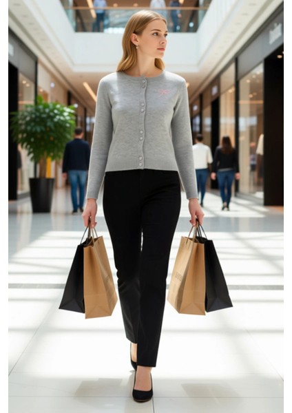 Genç Kızların Günlük Stiline Zarafet Katan Kalp Düğme Detaylı Kurdele Nakışlı Triko Hırka Şık modelleri