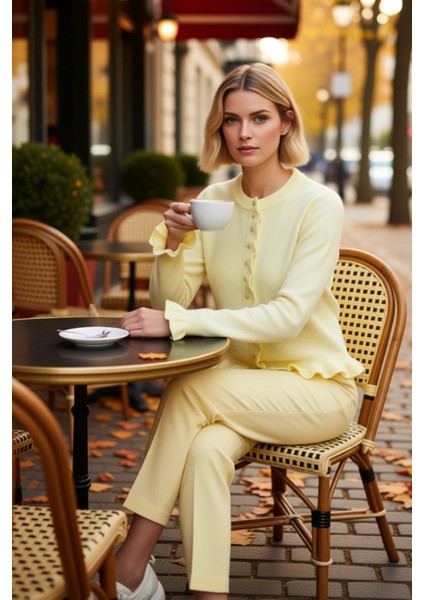 Kadın Fırfır Detaylı Düğmeli Triko Hırka Yumuşak Dokusuyla Günlük Kombinlerinize Zarafet Katıyor fiyatları