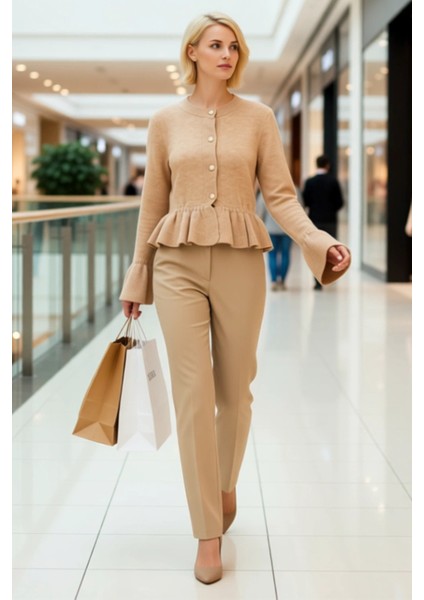 Kadınların Gardırobuna Zarif Bir Dokunuş Katacak Yumuşak Dokulu Peplum Detaylı Triko Hırka Modeli modelleri