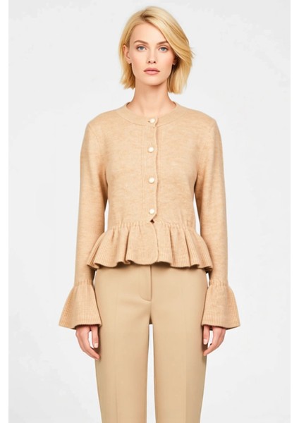 Kadınların Gardırobuna Zarif Bir Dokunuş Katacak Yumuşak Dokulu Peplum Detaylı Triko Hırka Modeli fırsatları