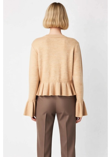 Kadınların Gardırobuna Zarif Bir Dokunuş Katacak Yumuşak Dokulu Peplum Detaylı Triko Hırka Modeli indirimleri