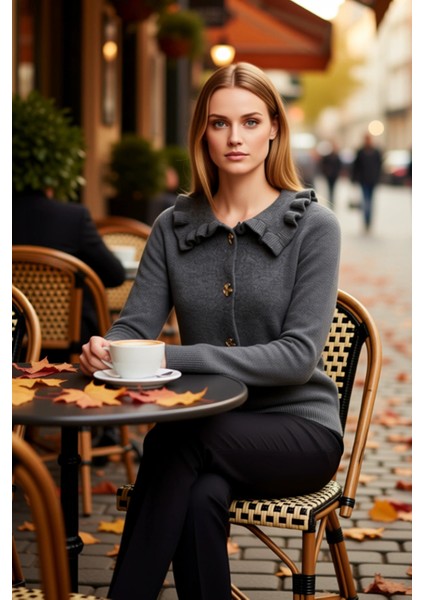 Kadın Gündelik Şıklık Sunan Yumuşak Dokulu Fırfırlı Bebe Yaka Metal Düğmeli Uzun Kollu Triko Hırka fiyatları