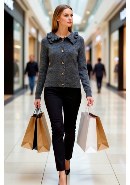 Kadın Gündelik Şıklık Sunan Yumuşak Dokulu Fırfırlı Bebe Yaka Metal Düğmeli Uzun Kollu Triko Hırka modelleri