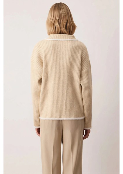 Kadın Oversize Kesim Polo Yaka Uzun Kollu Fermuarlı Triko Hırka Yumuşak Dokusuyla Kış Günleri indirimleri