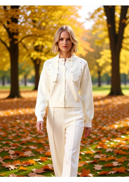 Kadın Geniş Kesim Düğmeli Triko Hırka Yumuşak Dokusu ve Şık Metal Detaylı Fular Aksesuarı Spor