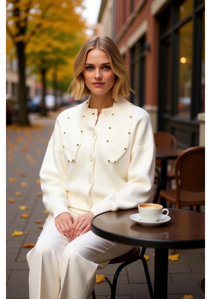 Kadın Geniş Kesim Düğmeli Triko Hırka Yumuşak Dokusu ve Şık Metal Detaylı Fular Aksesuarı Spor fiyatları