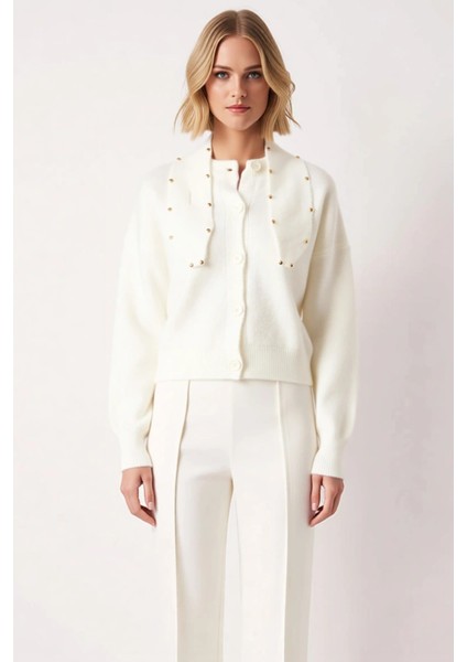 Kadın Geniş Kesim Düğmeli Triko Hırka Yumuşak Dokusu ve Şık Metal Detaylı Fular Aksesuarı Spor fırsatları