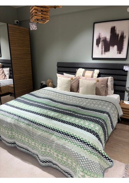 Softy Serisi Akrilik Yumuşak Kalın Battal Boy Battaniye 200X220 Ölçüsü 500GR / M2 Ağırlığı