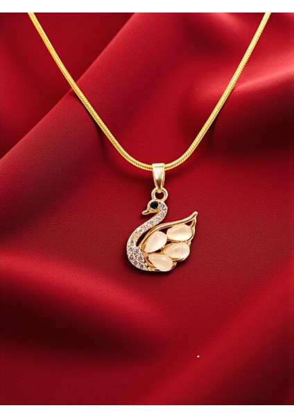 Kuğu Figürlü Altın Kolye – Zirkon Taşlı, Inci Efektli Kanat, Zarif Tasarım