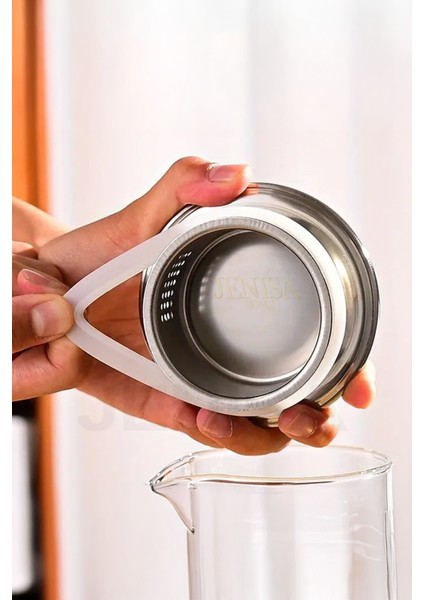 1500 ml Borosilikat Cam Çizgili Sürahi, Süzgeçli Metal Kapak, Isıya Dayanıklı ve Şık Tasarım