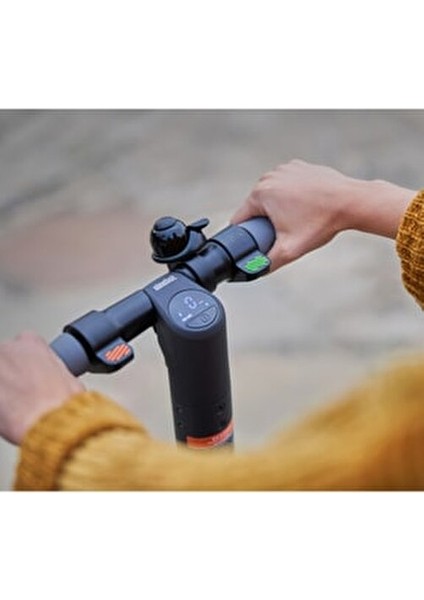 Ninebot Kickscooter E25E 300 W Motor Gücü ile 25 km/s Hızda Modern Tasarım