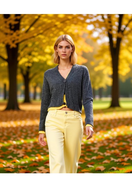 Kadın Basic Kesim Yumuşak Dokulu Uzun Kollu V Yaka Düğmeli Crop Triko Hırka Günlük Şıklık Şık