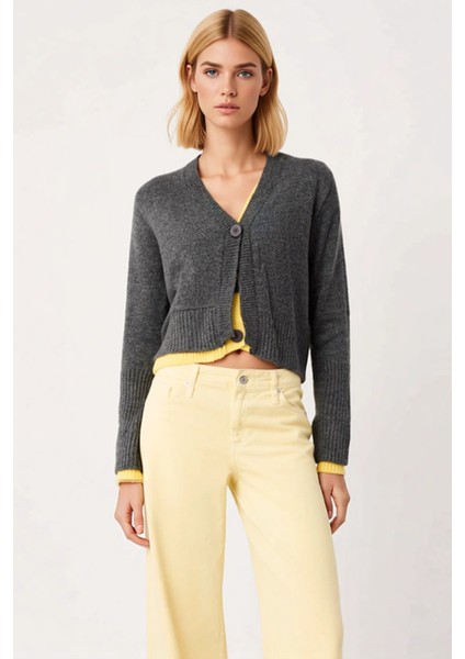 Kadın Basic Kesim Yumuşak Dokulu Uzun Kollu V Yaka Düğmeli Crop Triko Hırka Günlük Şıklık Şık fırsatları