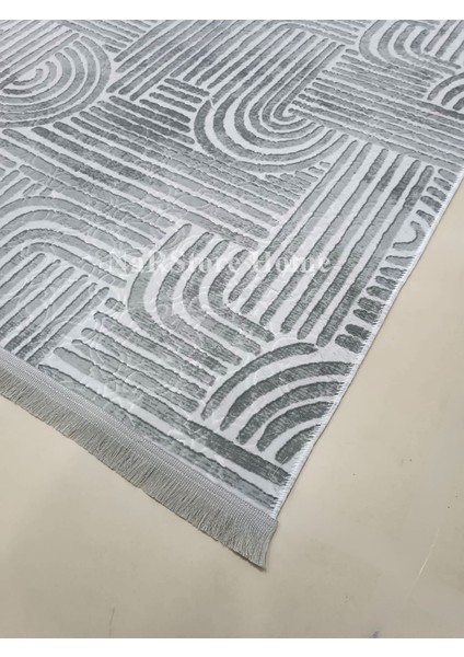 Gri ve Beyaz Saçaklı Kabartmalı Kaymaz Yıkanabilir Halı, Şık ve Dayanıklı Tasarım