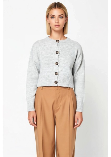 Kadın Oversize Düğmeli Crop Triko Hırka Yumuşak Dokusuyla ve Rahatlığı Bir Arada Sunar Şık fırsatları