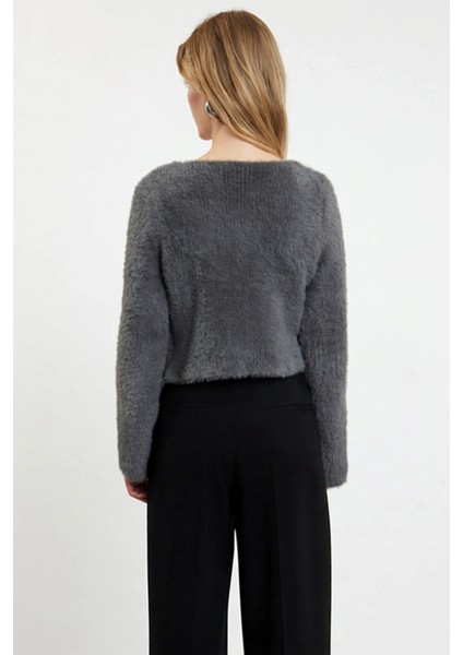 Kadın Tüylü Bağlama Detaylı Crop Triko Hırka Günlük Şıklık ve Sunan Modern ve Konforlu Tasarım indirimleri