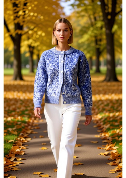 Düğme Detaylı Yumuşak Dokulu Desenli Triko Hırka Kadın Giyim Kombinlerinize Modern Bir Dokunuş