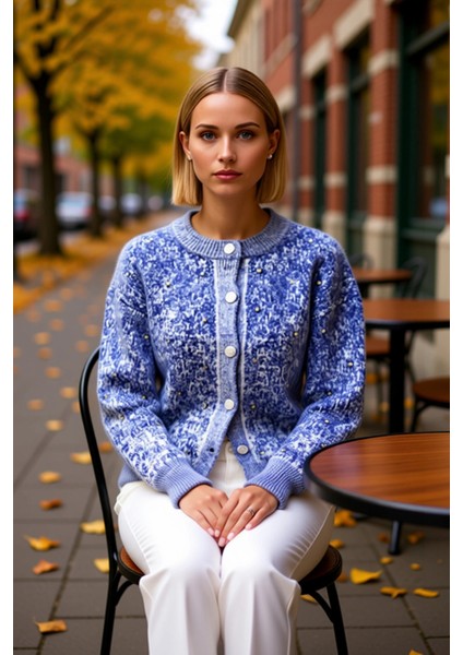 Düğme Detaylı Yumuşak Dokulu Desenli Triko Hırka Kadın Giyim Kombinlerinize Modern Bir Dokunuş fiyatları