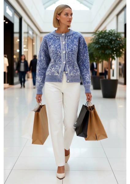 Düğme Detaylı Yumuşak Dokulu Desenli Triko Hırka Kadın Giyim Kombinlerinize Modern Bir Dokunuş modelleri