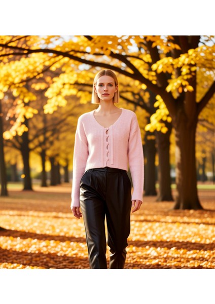 Kadın Bağlama Detaylı Saç Örgü Crop Triko Hırka Yumuşak Dokusuyla Günlük Şıklık Için Ideal Bir Seçim