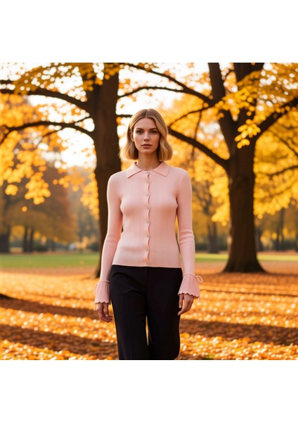 Kadın Zamansız Şıklık Fitilli Polo Yaka Uzun Kollu Manşet Bağlama Detaylı Düğmeli Triko Hırka