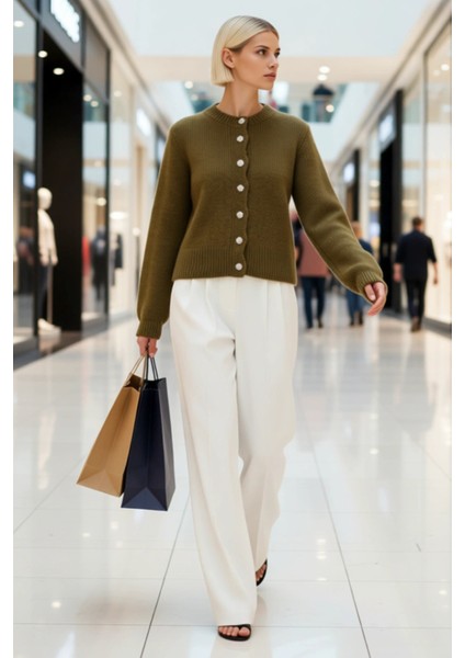 Kadın Yumuşak Dokulu Mücevher Düğmeli Crop Triko Hırka Günlük Şıklık ve Konfor Sunan Zarif Bir Seçim modelleri