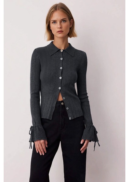 Kadın Zamansız Şıklık Fitilli Polo Yaka Uzun Kollu Manşet Bağlama Detaylı Düğmeli Triko Hırka modelleri