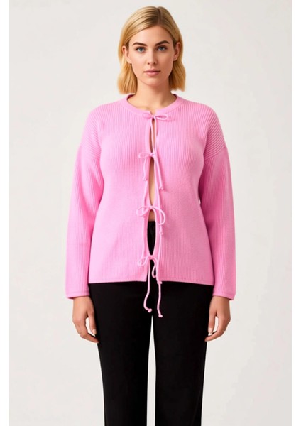 Kadınların Günlük Kombinlerine Modern Bir Hava Katan Bağlama Detaylı Örgü Hırka Stili ve Şıklık Bir fırsatları