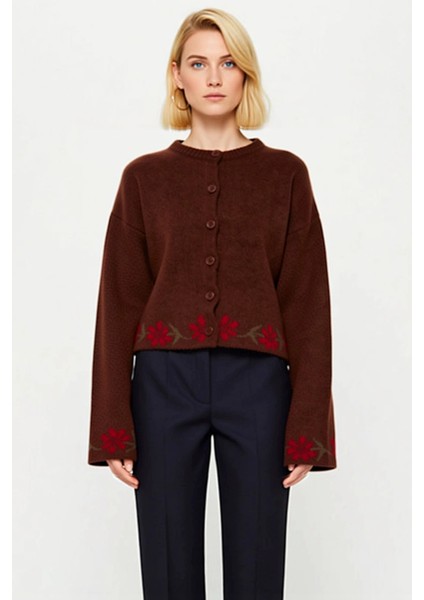 Kadın Yumuşak Dokulu Geniş Kalıp Çiçek Nakış Detaylı Düğmeli Uzun Kollu Triko Hırka Modeli fırsatları