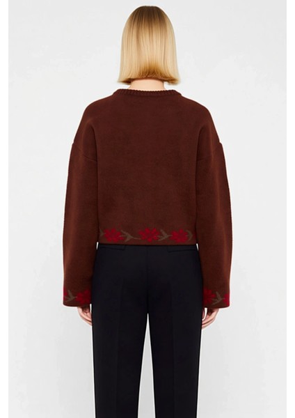 Kadın Yumuşak Dokulu Geniş Kalıp Çiçek Nakış Detaylı Düğmeli Uzun Kollu Triko Hırka Modeli indirimleri