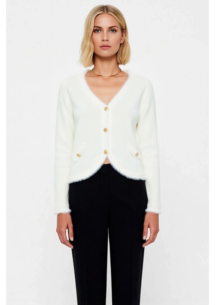 Kadın V Yaka Düğme Detaylı Tüylü Dokulu Triko Hırka Modern ve Konforlu Bir Stil Sunan Tasarım fırsatları