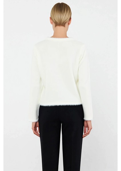 Kadın V Yaka Düğme Detaylı Tüylü Dokulu Triko Hırka Modern ve Konforlu Bir Stil Sunan Tasarım indirimleri