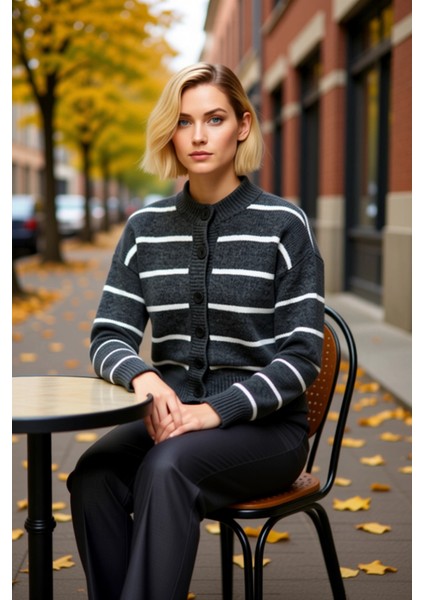 Kadın Çizgili Yumuşak Dokulu Bisiklet Yaka Crop Kesim Triko Hırka Düğmeli Ön Detaylı Şık Görünüm fiyatları