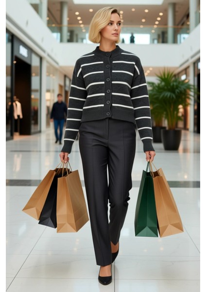 Kadın Çizgili Yumuşak Dokulu Bisiklet Yaka Crop Kesim Triko Hırka Düğmeli Ön Detaylı Şık Görünüm modelleri