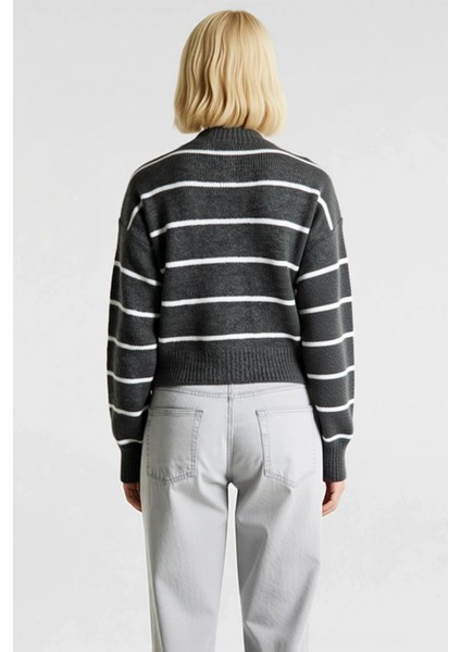 Kadın Çizgili Yumuşak Dokulu Bisiklet Yaka Crop Kesim Triko Hırka Düğmeli Ön Detaylı Şık Görünüm indirimleri