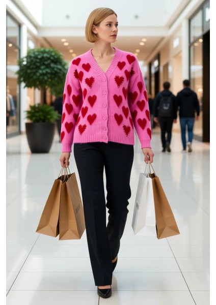 Kadın Yumuşak Tuşeli Kalp Desenli Düğmeli V Yaka Uzun Kollu Regular Fit Triko Hırka Günlük Şıklık modelleri