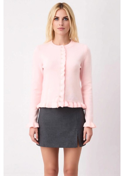 Kadın Fırfır Detaylı Düğmeli Triko Hırka Yumuşak Dokusuyla Günlük Kombinlerinize Zarafet Katıyor fırsatları