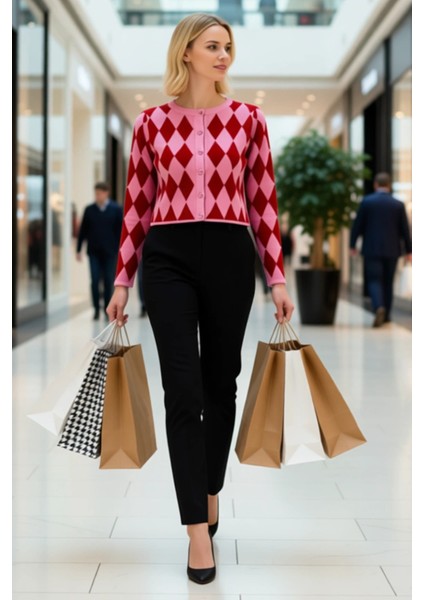 Kadın Crop Baklava Desenli Jakarlı Düğmeli Triko Hırka Günlük Şıklık ve Konfor Bir Arada Seçimi modelleri