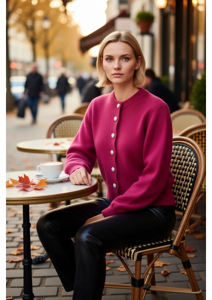 Kadın Yumuşak Dokulu Mücevher Düğmeli Crop Triko Hırka Günlük Şıklık ve Konfor Sunan Zarif Bir Seçim fiyatları