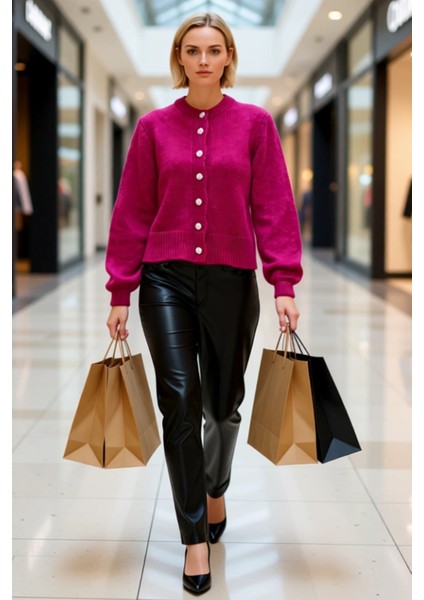 Kadın Yumuşak Dokulu Mücevher Düğmeli Crop Triko Hırka Günlük Şıklık ve Konfor Sunan Zarif Bir Seçim modelleri