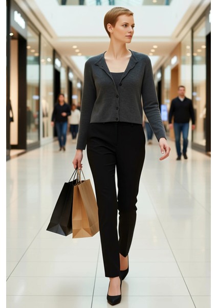 Kadınlara Özel Yumuşak Dokulu Iki Parçalı Crop Triko Takım Günlük Şıklık ve Fonksiyonel Şık modelleri