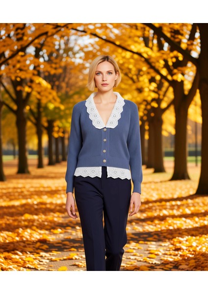 Kadın Crop Garnili V Yaka Triko Hırka Zarif Düğme Detayları ile Şık ve Konforlu Bir Seçim Her