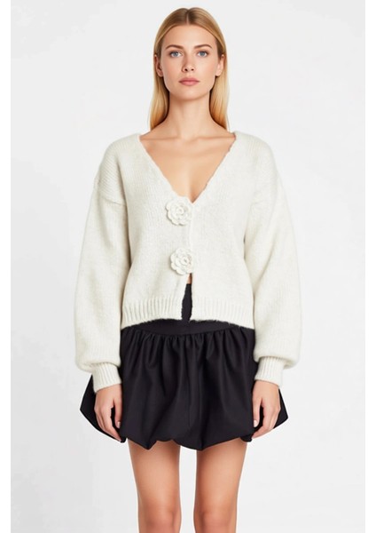 Kadın Regular Kesim V Yaka Balon Kol Gül Detaylı Crop Triko Hırka Yumuşak Dokusuyla Şıklık Sunar fırsatları