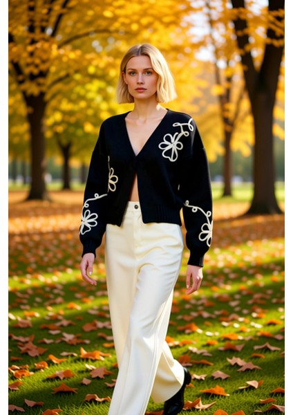 Kadın Nakış Detaylı V Yaka Oversize Triko Hırka Modern Görünüm ve Konforlu Bir Deneyim Vaat Eder