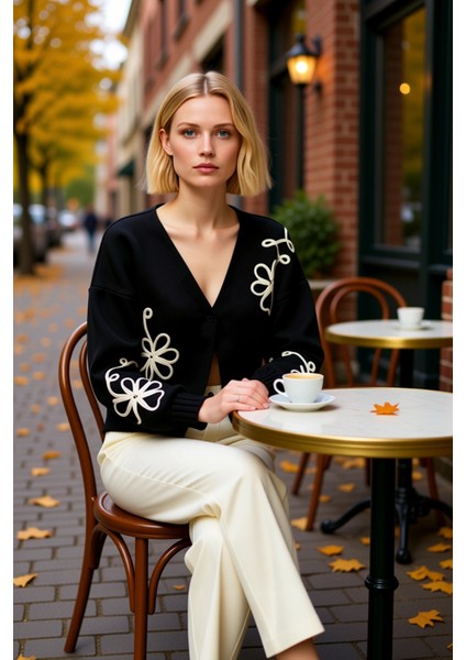 Kadın Nakış Detaylı V Yaka Oversize Triko Hırka Modern Görünüm ve Konforlu Bir Deneyim Vaat Eder fiyatları