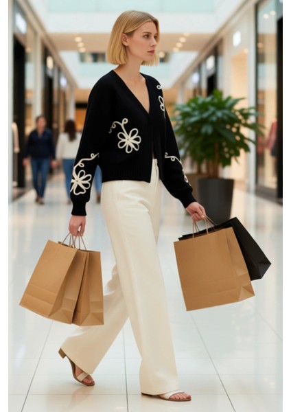 Kadın Nakış Detaylı V Yaka Oversize Triko Hırka Modern Görünüm ve Konforlu Bir Deneyim Vaat Eder modelleri